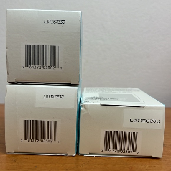 Aveeno Calm + Restore Age Renewal Facial Bundle - Picture 2 of 2